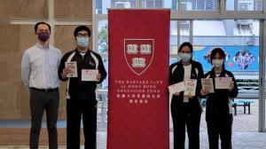 5B班戴泳熙、唐梓敏和徐裕彤同学，分别获颁2022年哈佛图书奖的冠、亚、季军