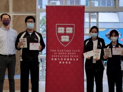 5B班戴泳熙、唐梓敏和徐裕彤同学，分别获颁2022年哈佛图书奖的冠、亚、季军